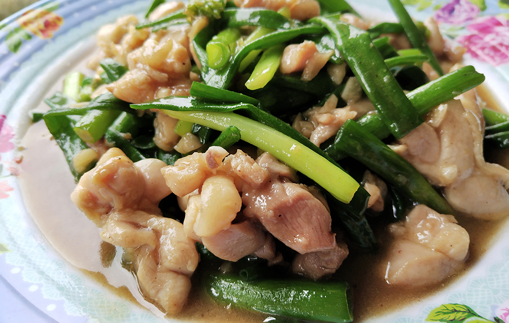 ผัดดอกหอมใส่ไก่